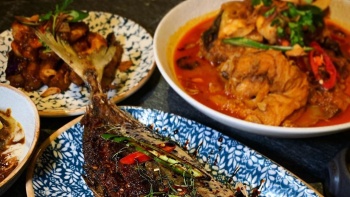 ปลาสีกุนทอดราดพริกที่ร้าน Straits Clan