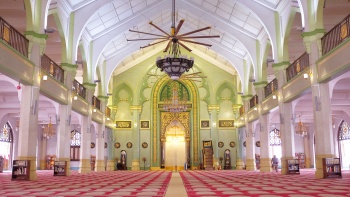 Đền thờ Masjid Sultan được xây dựng vào năm 1824 cho Sultan Hussein Shah, vị vua Hồi giáo đầu tiên của Singapore.
